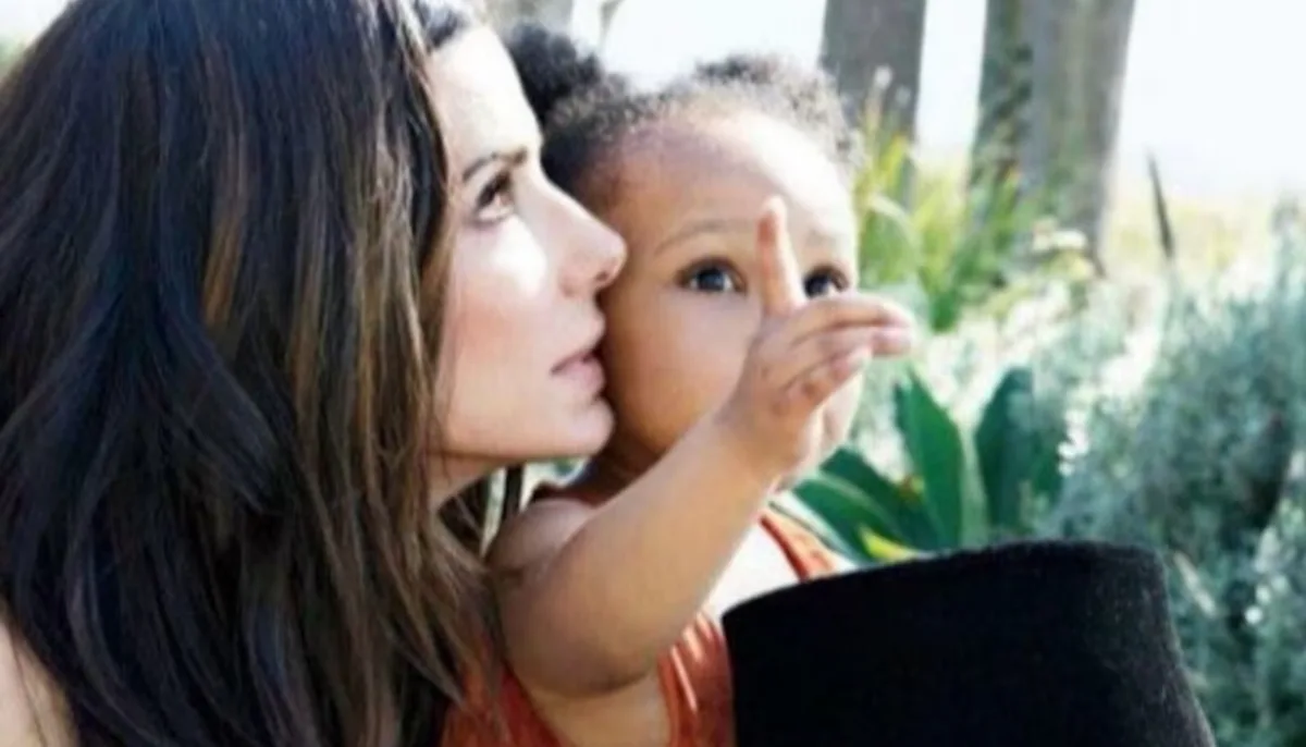 Sandra Bullock revela como os filhos lidaram com diagnóstico do marido que morreu em 2023