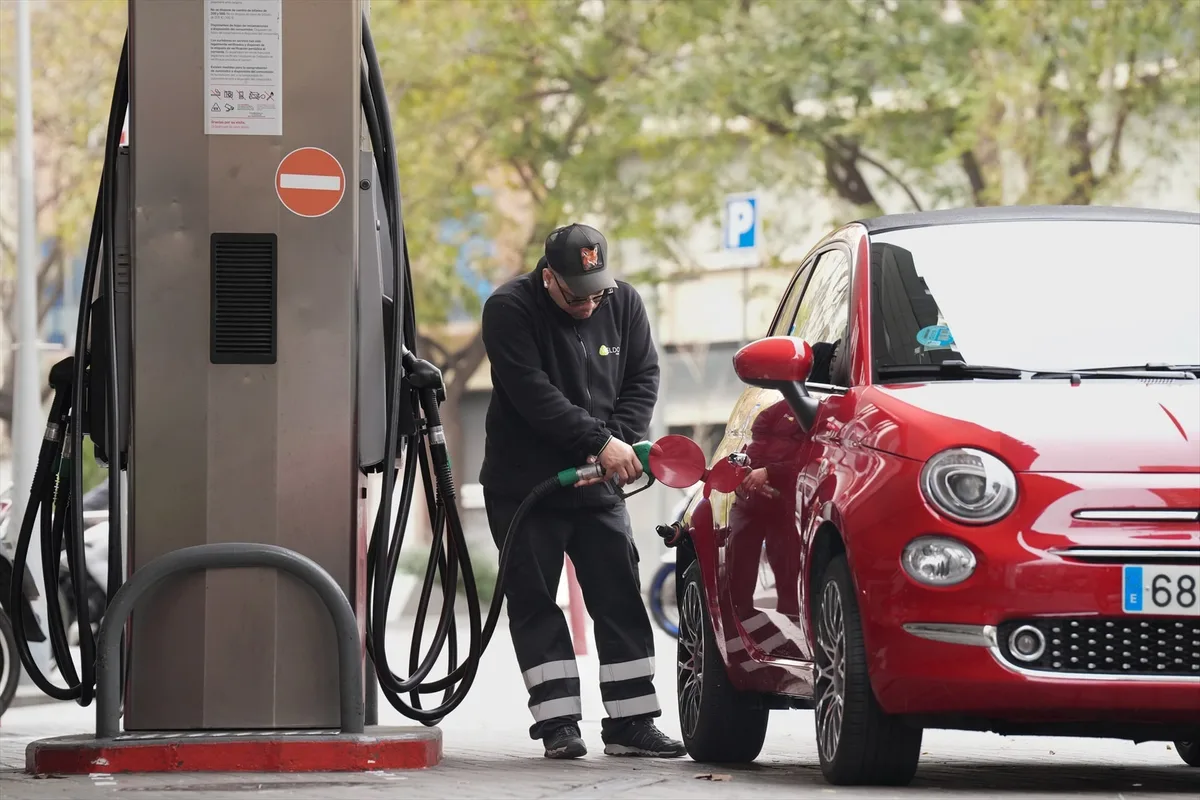 La nueva etiqueta que aparece en los surtidores de las gasolineras francesas y que puede llegar a España: qué significa y cómo afectaría a nuestro coche