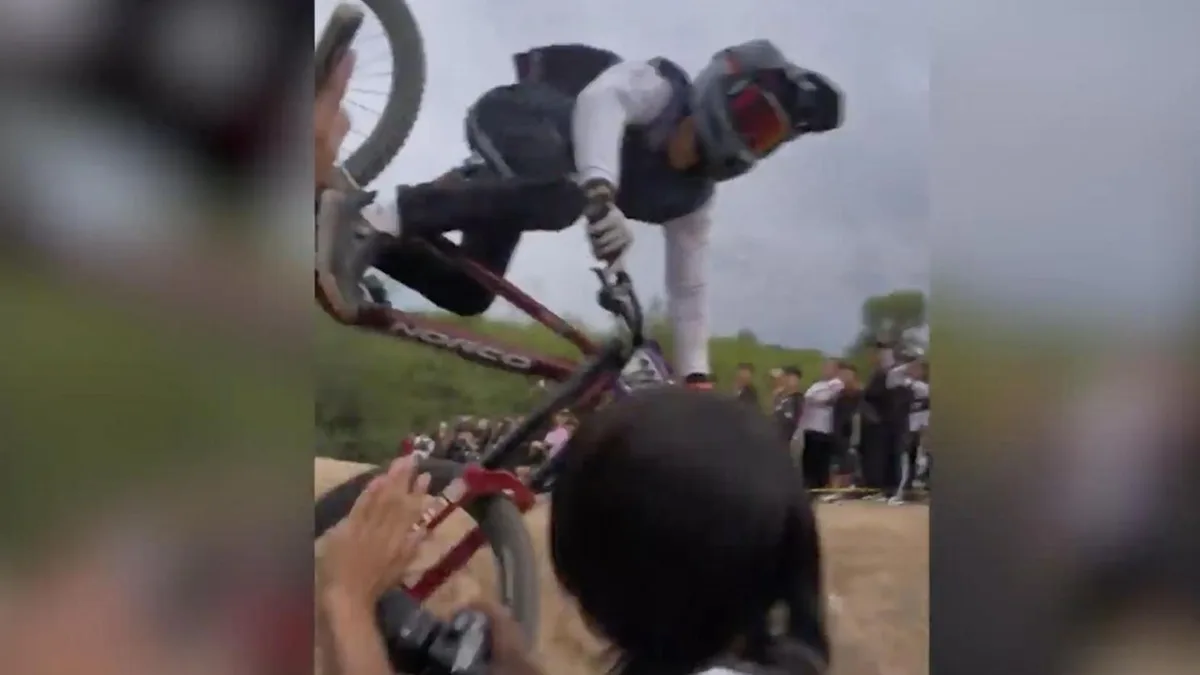 BMX-Wettbewerb: Fotograf überschreitet Sicherheitslinie – dann kracht es