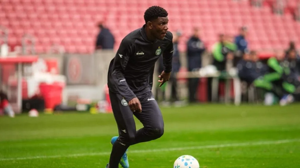 Jogador do Coritiba marca gol em vitória de Moçambique