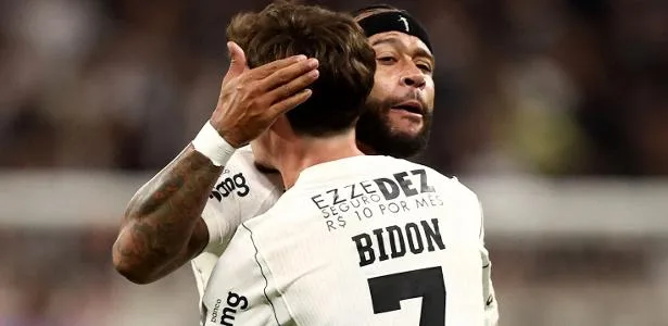 Com dez, Memphis e Bidon, o Corinthians pareceu ter 15