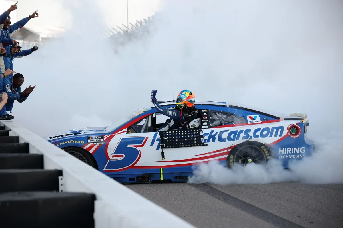 NASCAR Cup: Larson encerra seca de 51 corridas sem vencer e triunfa em Gateway