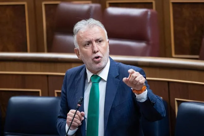 Torres pide regular los regalos a cargos públicos y compara las joyas de Zapatero con una caja de productos típicos