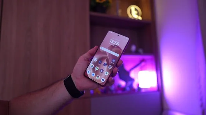Moto G86 + Moto Buds: combo Motorola baixa de preço com celular e fone de ouvido