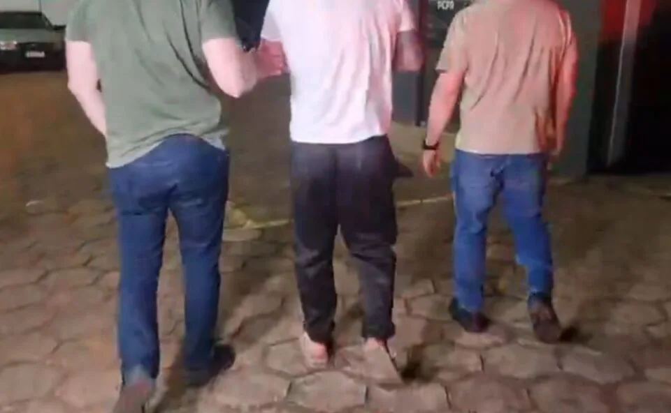 Fim da fuga! Homem acusado de matar pai e filho em loja de carros de Cascavel é preso no Norte do Paraná