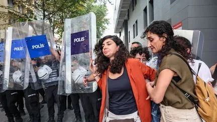 "On vit avec ce risque et cette peur" : en Turquie, l'inquiétude grimpe au sein de la communauté LGBT+ depuis le lancement d'une vaste opération de répression