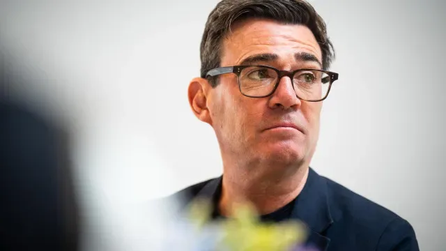 Andy Burnham descarta referendo para unificação da Irlanda