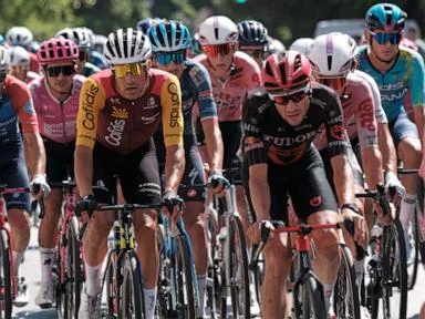 Eddie Dunbar wins Vuelta’s third-to-last stage and Enric Mas keeps the lead