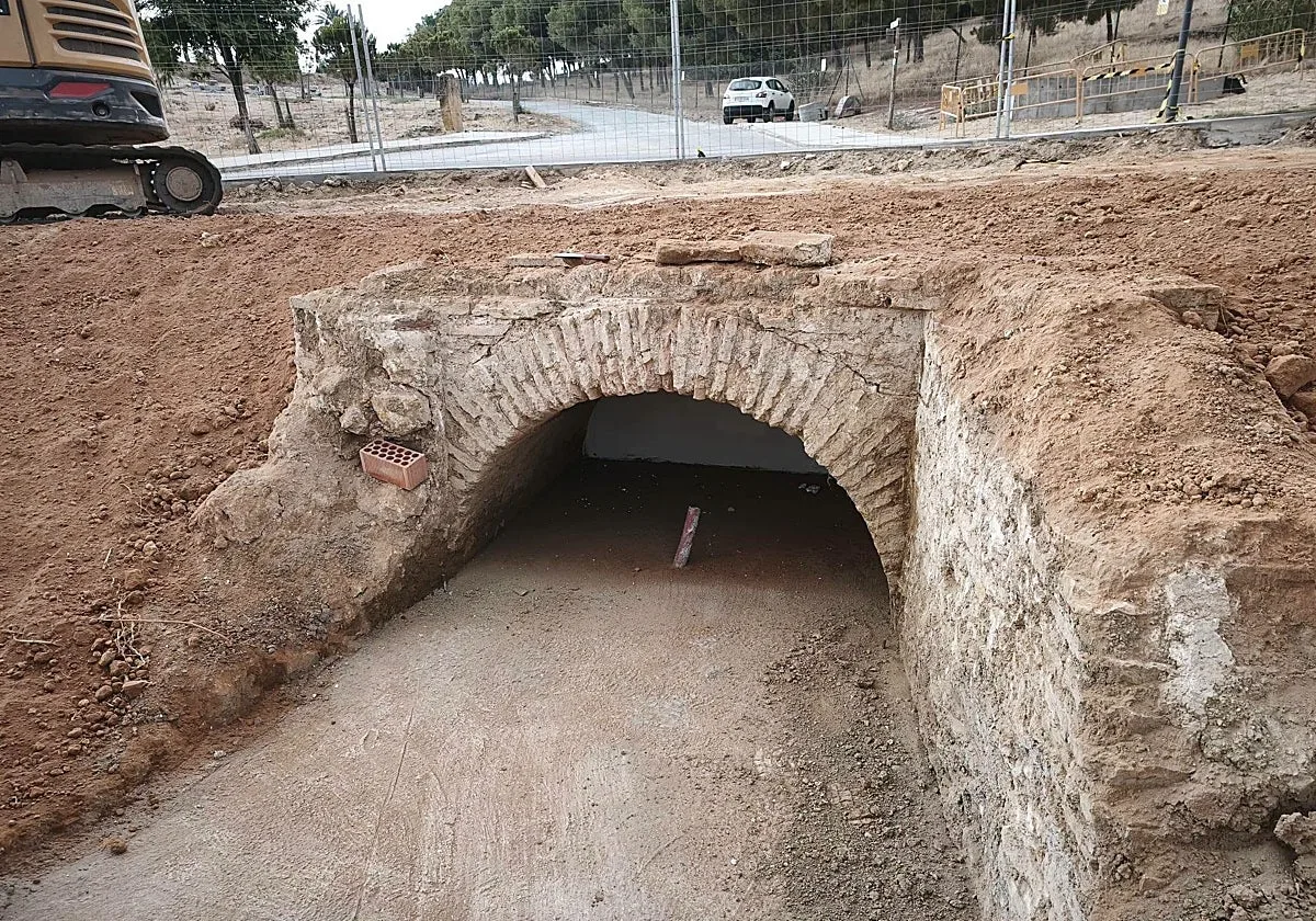 Las obras en una rotonda en Carmona destapan un puente de 400 años
