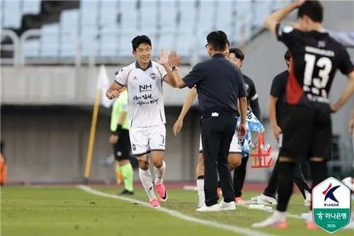 고재현·박세진 '전역축포'…김천, 모레노 관전 부천전 2-0 완승(종합)