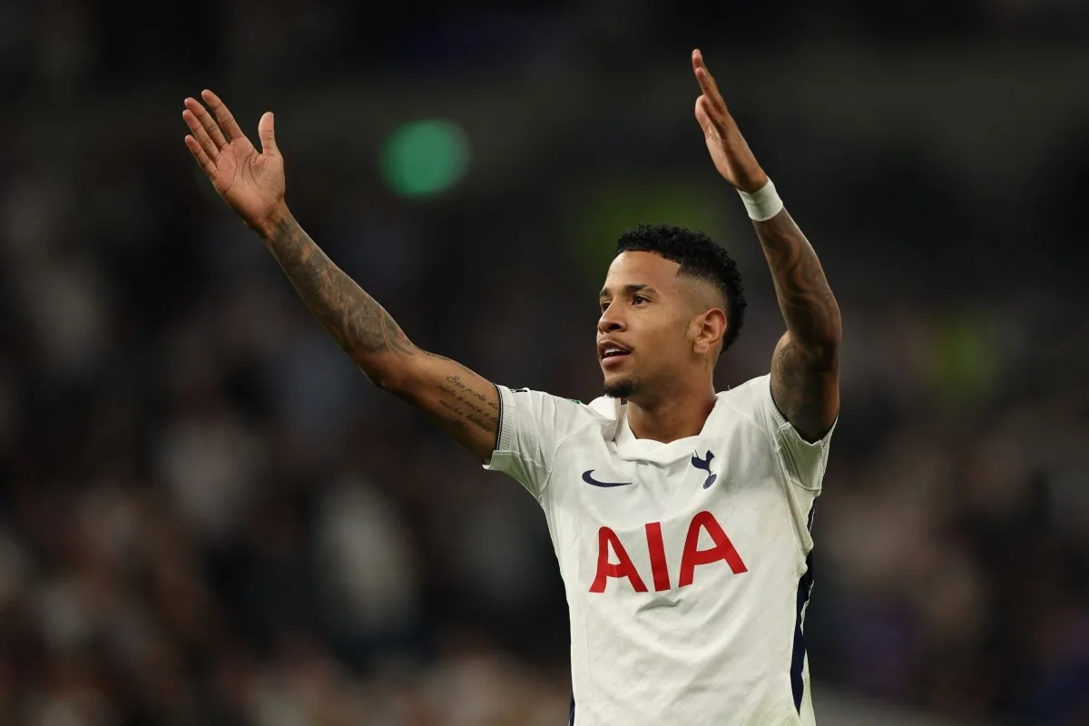 Savinho marca na estreia, e Tottenham goleia Charlton pela Copa da Liga Inglesa