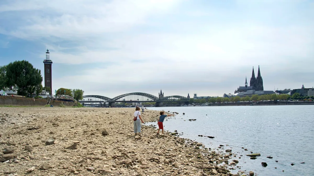 Aufnahmen von 1949 zeigen krasse Dürre - Schon damals kein Wasser im Rhein