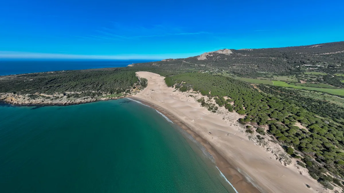El último baño del verano está en Andalucía: 10 playas que merecen una escapada