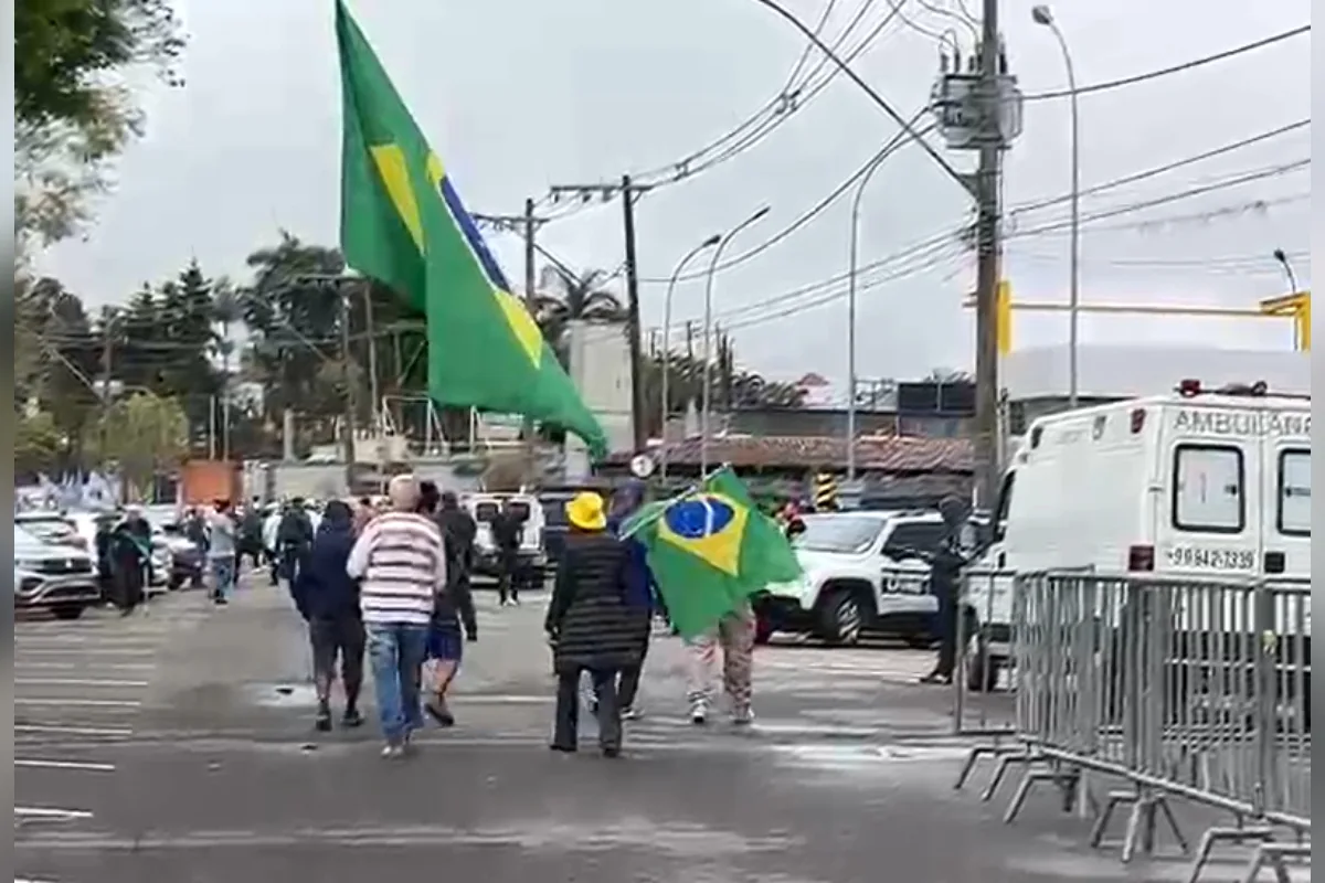 Flávio Bolsonaro não consegue pousar e cancela agenda em Juiz de Fora