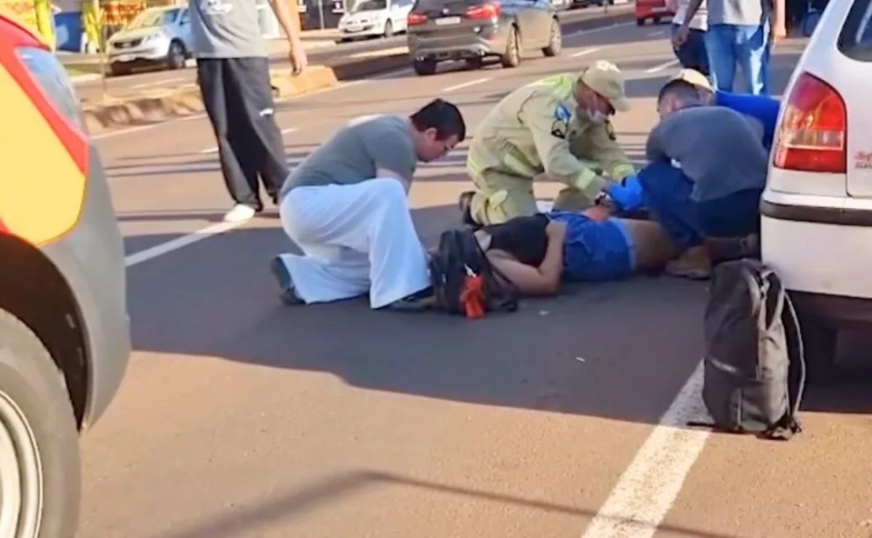 Ciclista fica em estado grave após ser atingida por ônibus na Avenida Carlos Gomes, em Cascavel