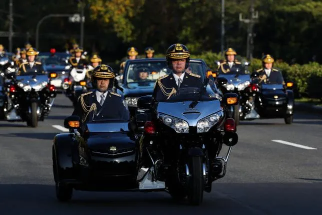 Des policiers formés en poésie : comment la “kogu-keisatsu” protège l’empereur du Japon