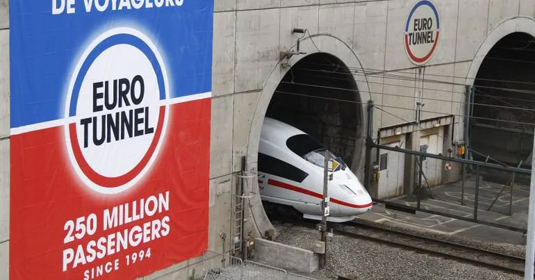 19 feridos em colisão entre autocarro e comboio no Eurotúnel