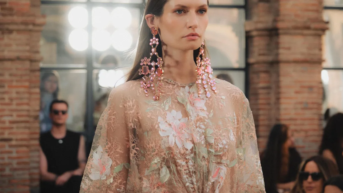 Hablamos con las diseñadoras de Isabel Sanchís tras su desfile en Madrid: "Esta colección está hecha para recordar que la moda es un instrumento para comunicar valores e identidad"