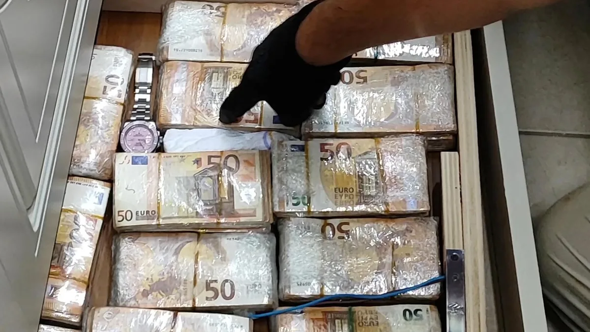 Trois millions d’euros découverts dans les murs de la maison d’un membre de la Camorra à Naples