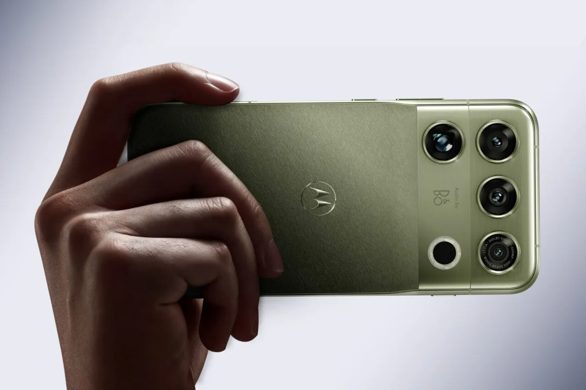 Kudos to Motorola for This Actually Refreshing Phone Design