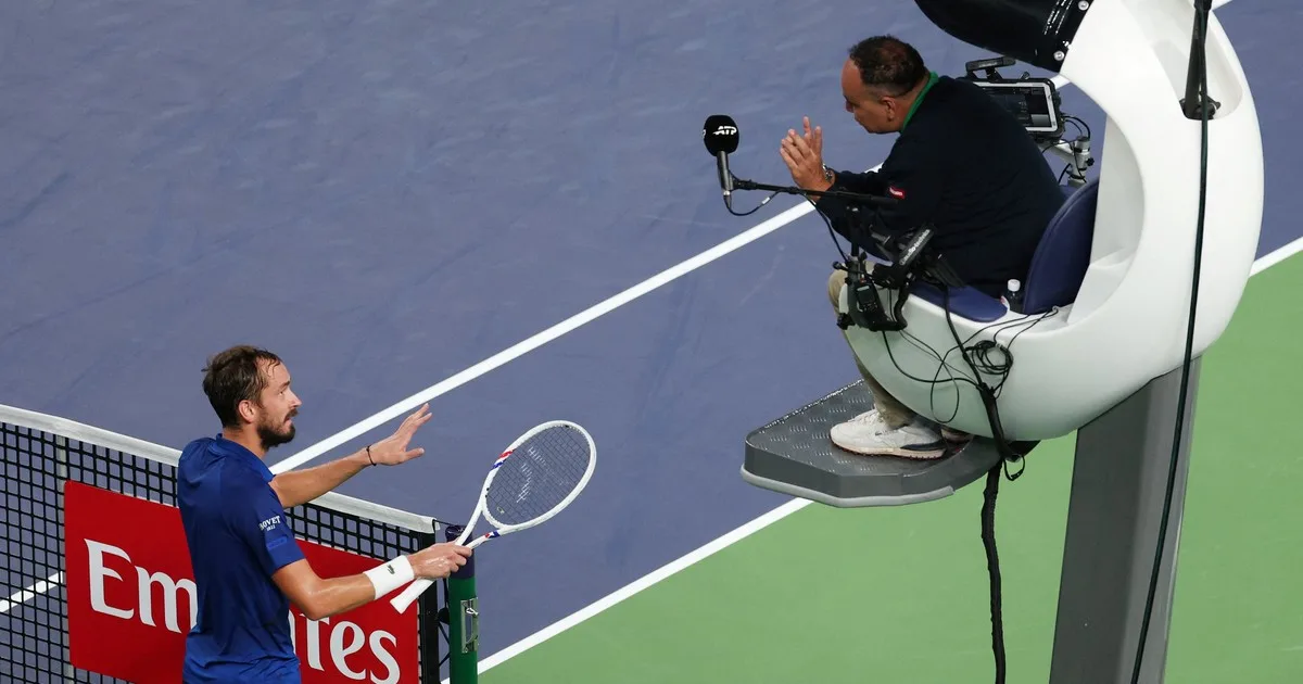 Medvedev y un insólito momento: amenazó al umpire con irse de la cancha si no le mostraban el ojo de halcón