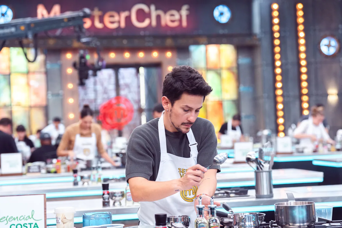Sebastián Vega no logró terminar su plato en ‘MasterChef Celebrity’ y quedó fuera del atril: qué fue lo que le pasó