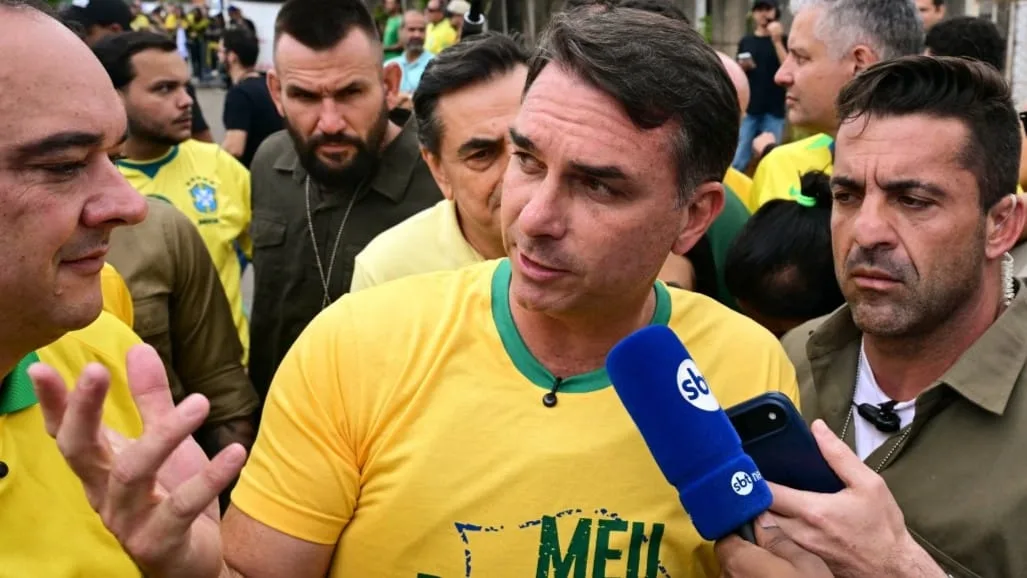 Bomba: Vaza o plano de Flávio Bolsonaro para aprovar e depois acabar com a escala 5×2