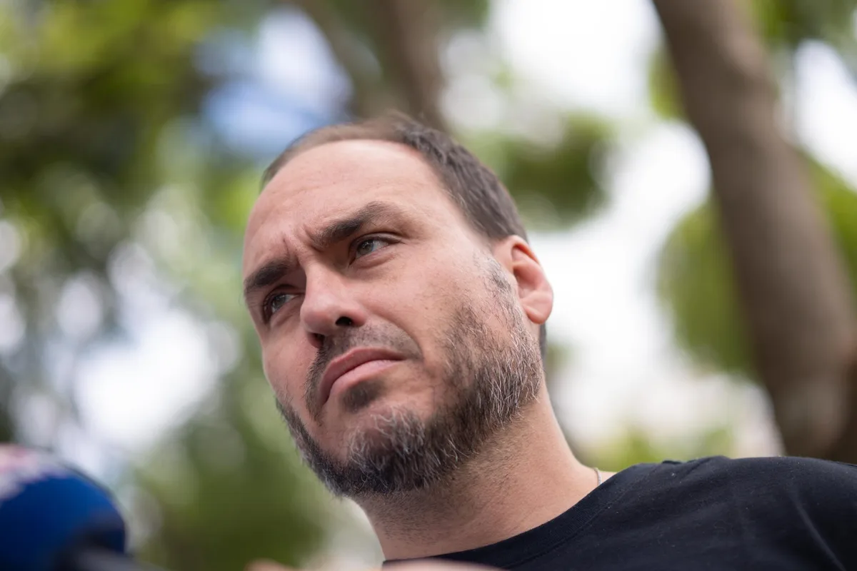 Carlos paralisa campanha em SC e viaja a Brasília para visitar o pai