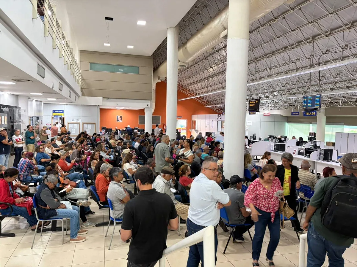 Com fila de 500 pessoas, último dia do Regulariza CG tem espera de mais de 3h