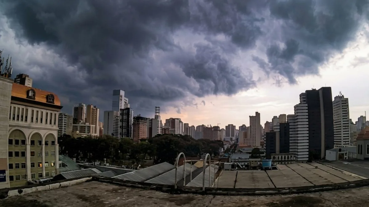 Chuva forte e vendavais: ciclone extratropical, frente fria e corredor de umidade colocam 18 estados em alerta até domingo; veja áreas com risco de alagamentos