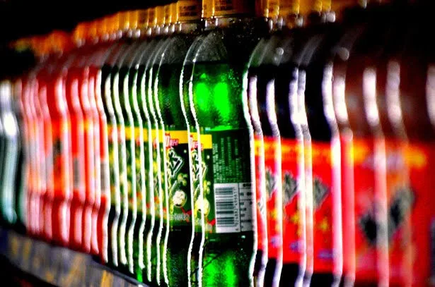 Consumo diário de bebidas adoçadas aumenta chance de câncer de estômago; estudo