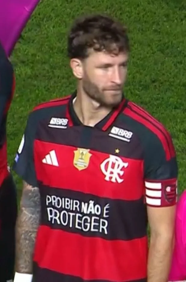Flamengo entra em campo com mensagem contra proibição das bets