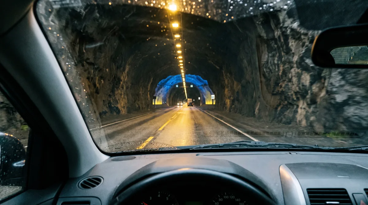 No túnel rodoviário mais longo do mundo, o cenário muda a cada 6 km durante 24,5 km de travessia, com cavernas iluminadas abertas dentro da própria montanha