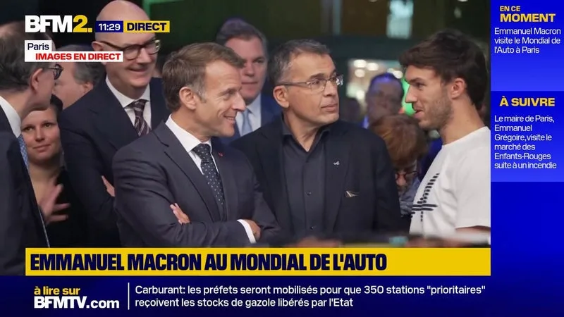 Emmanuel Macron au Mondial de l'auto aux côtés du pilote automobile Pierre Gasly