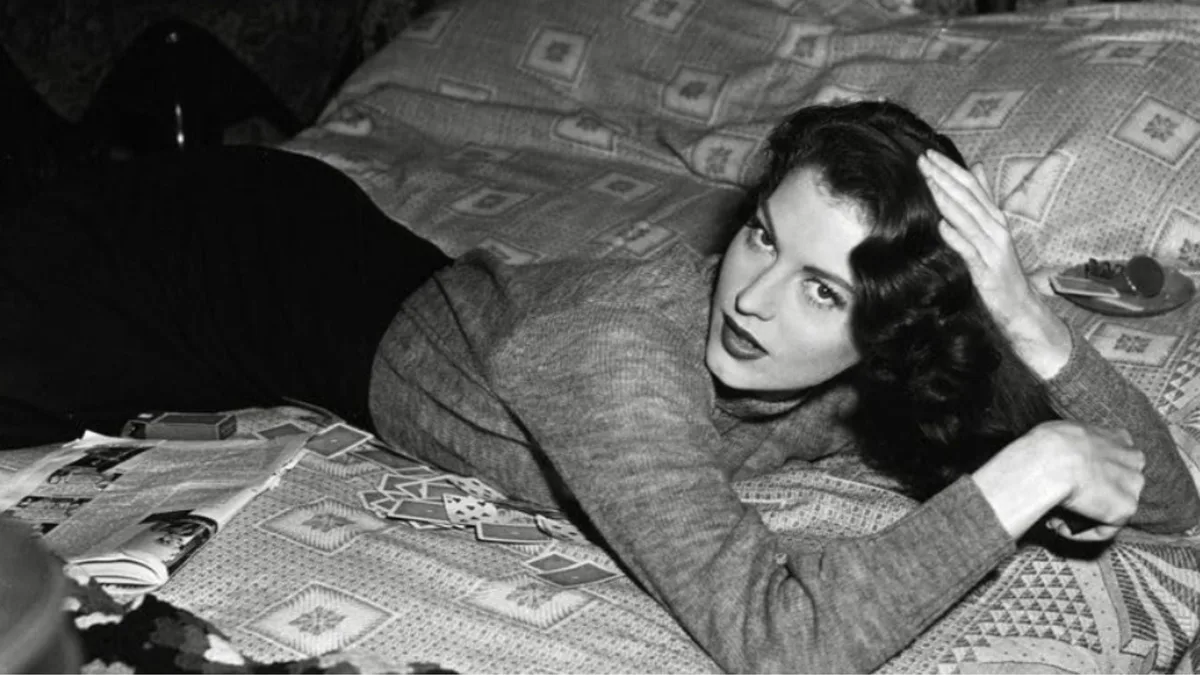 Se cumplen 80 años del estreno de este clásico del cine negro inspirado en una historia que Hemingway escribió en Madrid: lo protagonizan dos leyendas de Hollywood