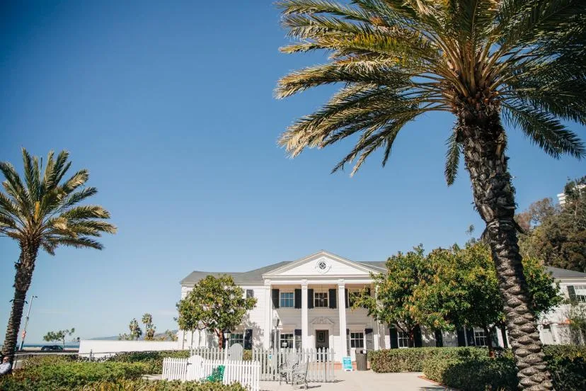 Carte postale de la Californie et lieu au passé prestigieux : après les pavés de Paris, la plage pour accueillir le club France à Los Angeles