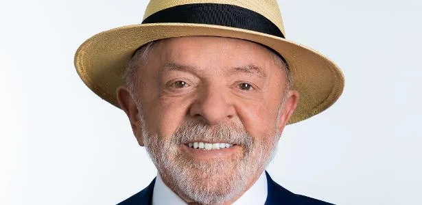 MP Eleitoral não vê irregularidade em foto de Lula com chapéu na urna