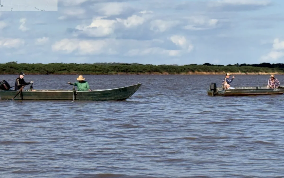 Pescadores se mobilizam na busca por jovens desaparecidos no Rio Grande, no interior de SP