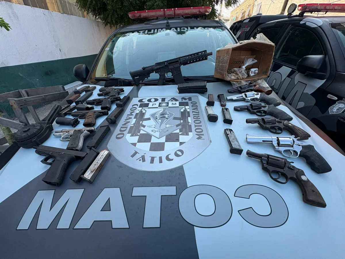 Mulher é presa por esconder fuzil e mais 11 armas de fogo em casa em Fortaleza