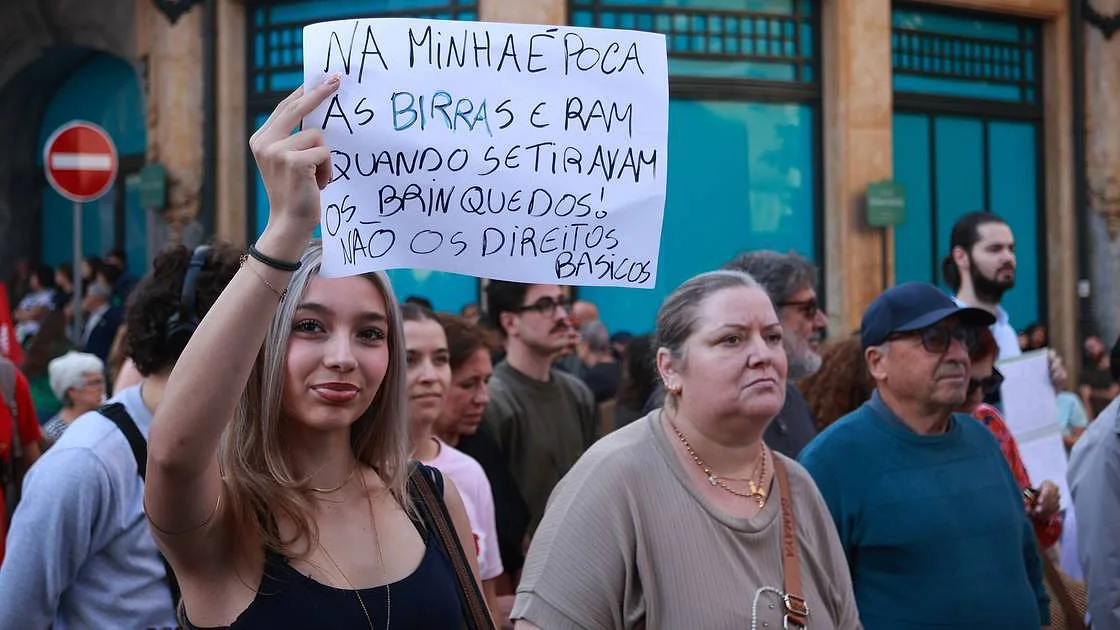 Milhares de pessoas protestam "contra o aumento do custa de vida" no Porto em manifestação da CGTP