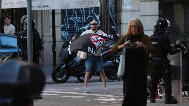 Los Mossos aíslan al grupo neonazi Núcleo Nacional ante una protesta antifascista en la Diada