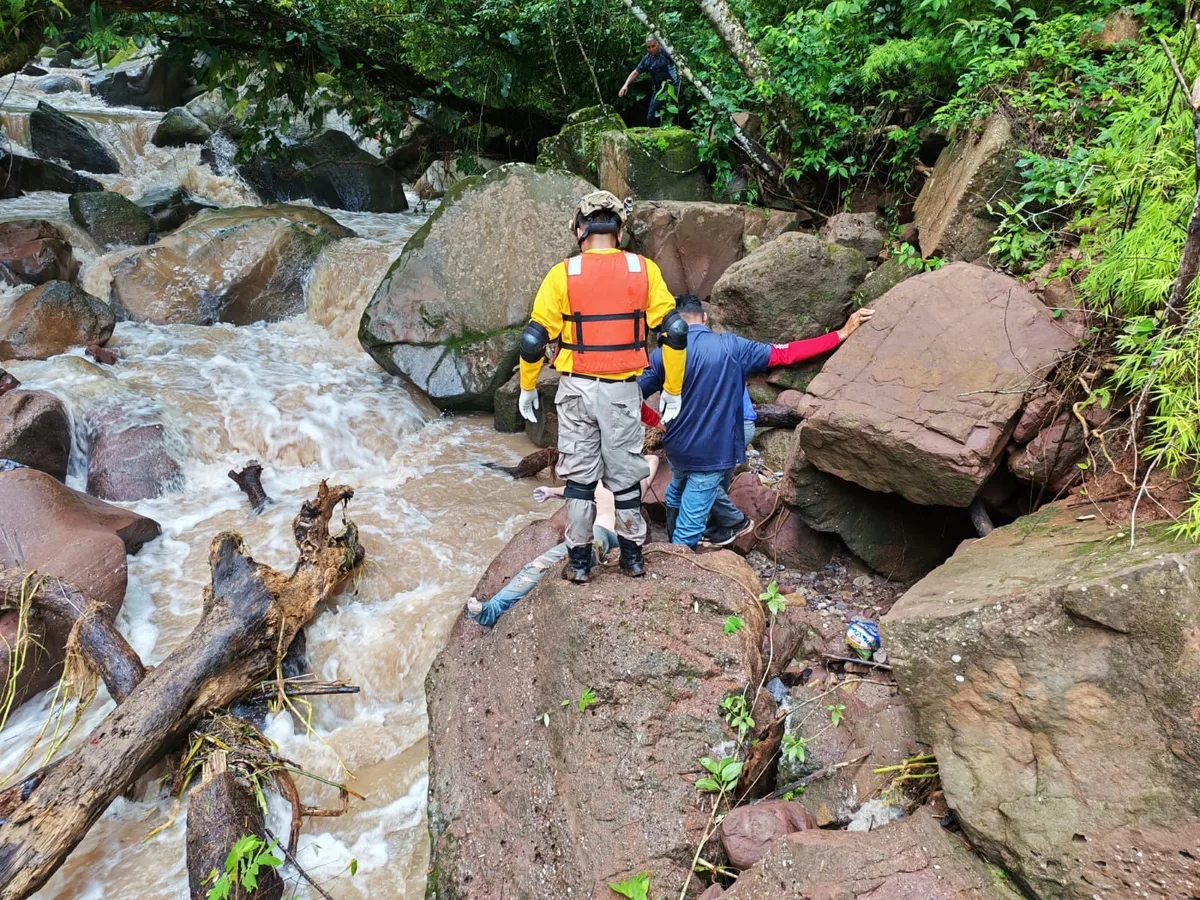 Dos personas murieron en Honduras después de que el vehículo en el que viajaban fuera arrastrado por la corriente de un río en Comayagua