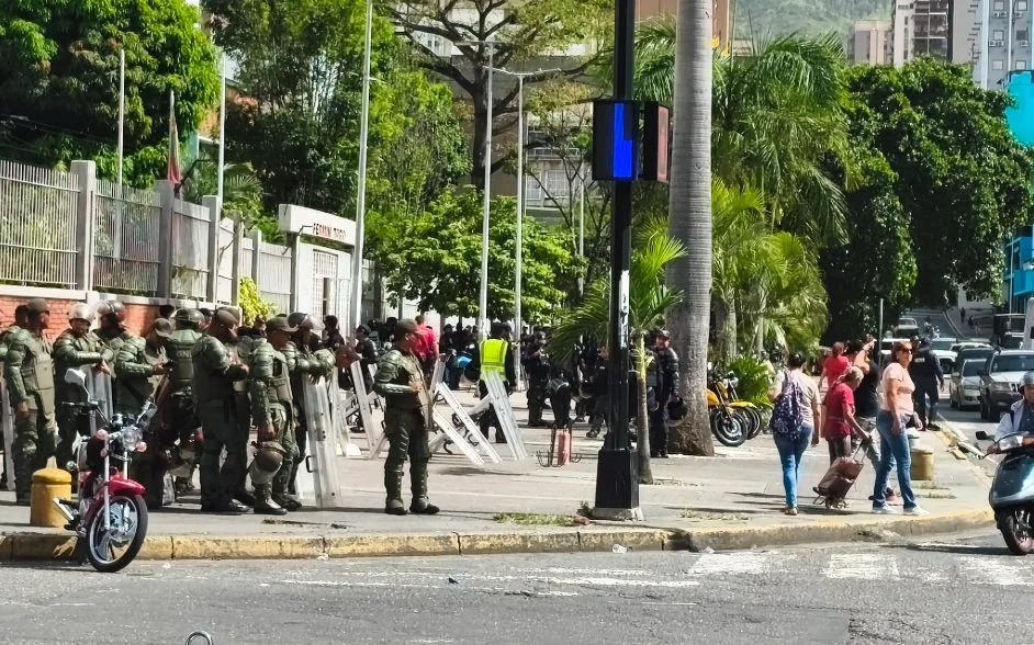 Chavismo responde a una manifestación con piquete militar alrededor de Miraflores este #11Sep