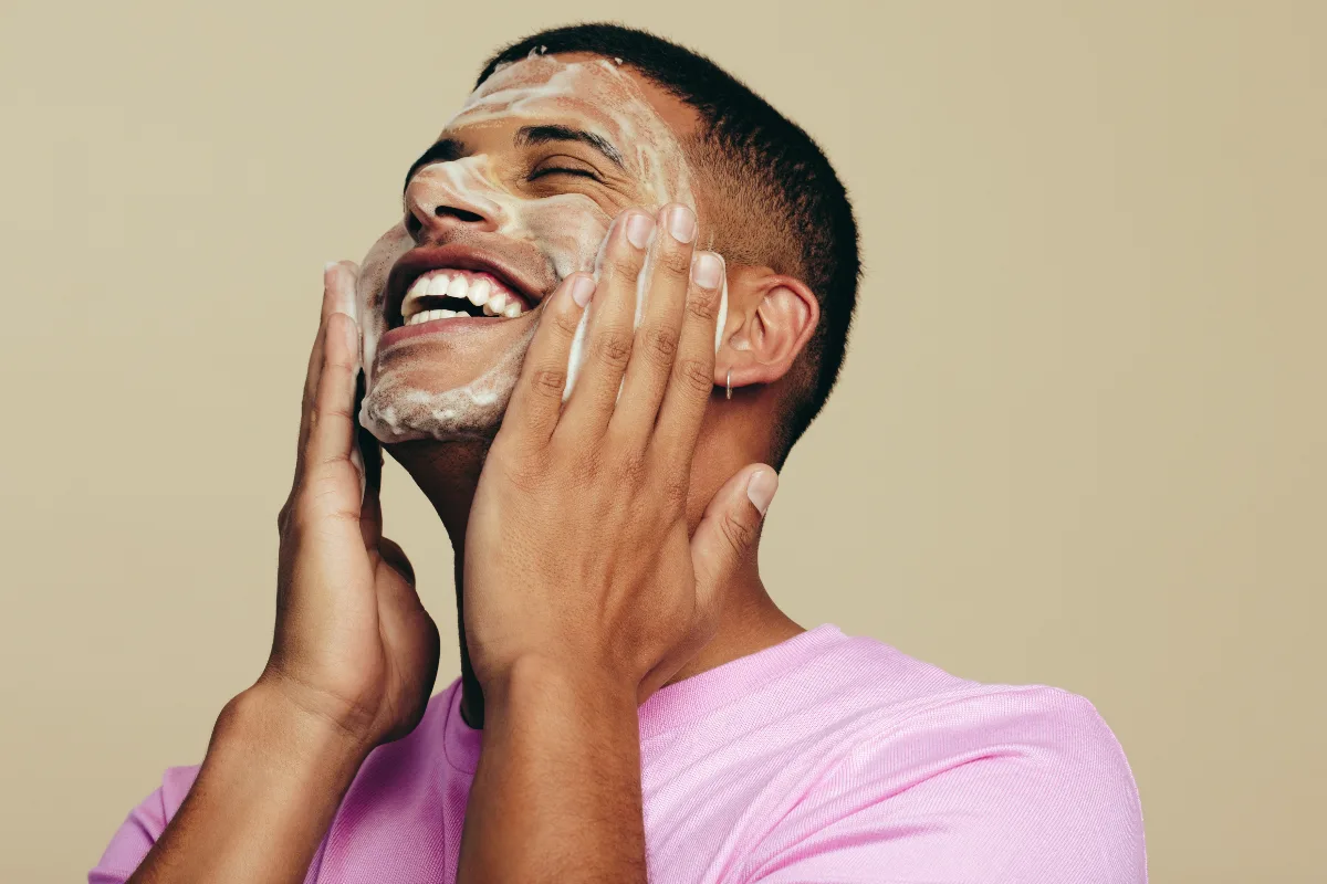 Skincare masculino: rotina simples ajuda a manter a pele saudável e previne oleosidade, irritações e envelhecimento precoce