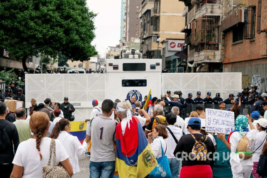 EN FOTOS | Trabajadores públicos entregaron documento ante la Vicepresidencia pese al piquete de PNB
