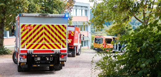Sulzbach: Kind rutscht in Schacht – Feuerwehr leitet Rettung ein
