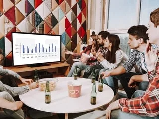 Et si présenter des diaporamas PowerPoint était la meilleure façon de faire la fête ? L’idée cartonne chez la Gen Z