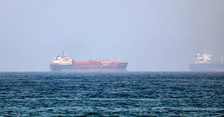 Dois navios afundam perto do estreito de Ormuz após ataques