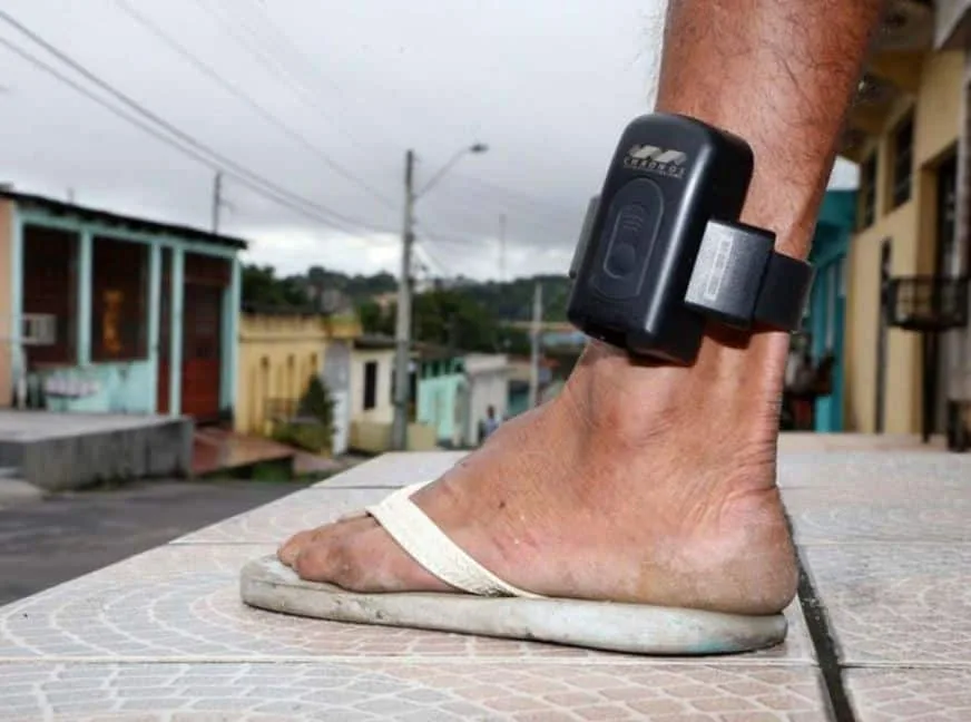 Homem com tornozeleira eletrônica é preso após furtar motocicleta e fugir da PM