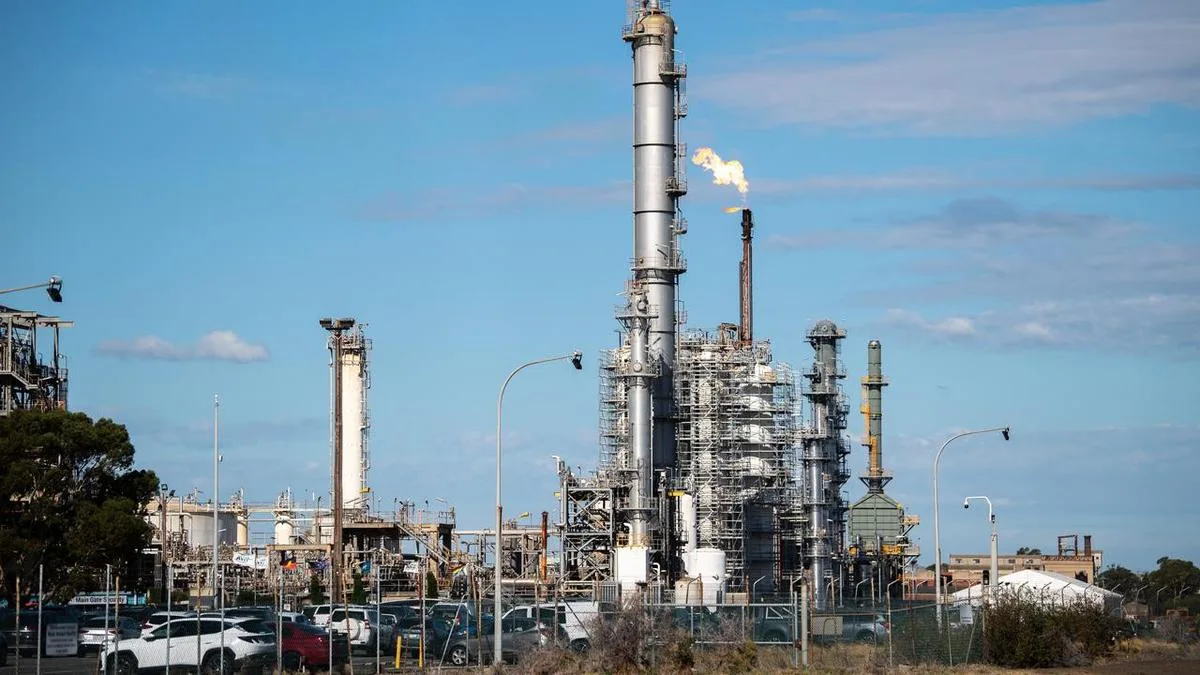Key oil refinery long way from return to full capacity